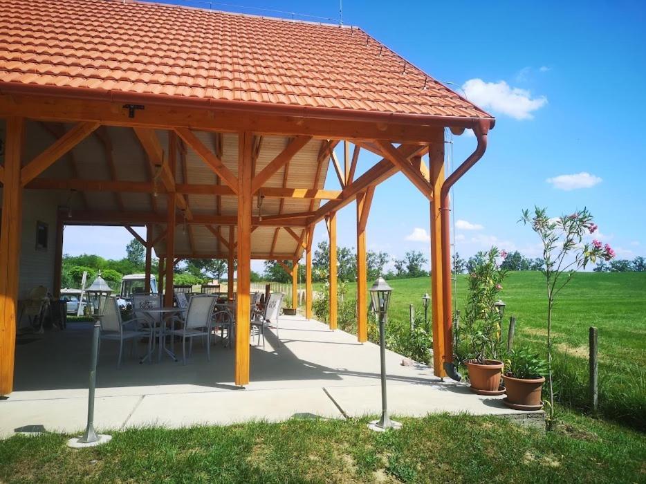 Tomajor Vendeghazak Apartment Tiszaeszlar Ngoại thất bức ảnh